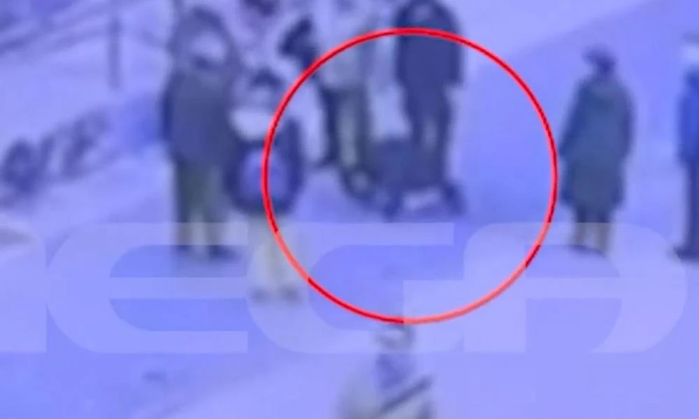 Επίθεση στην Καλλιθέα: Η στιγμή της κατάρρευσης του 18χρονου (βίντεο)